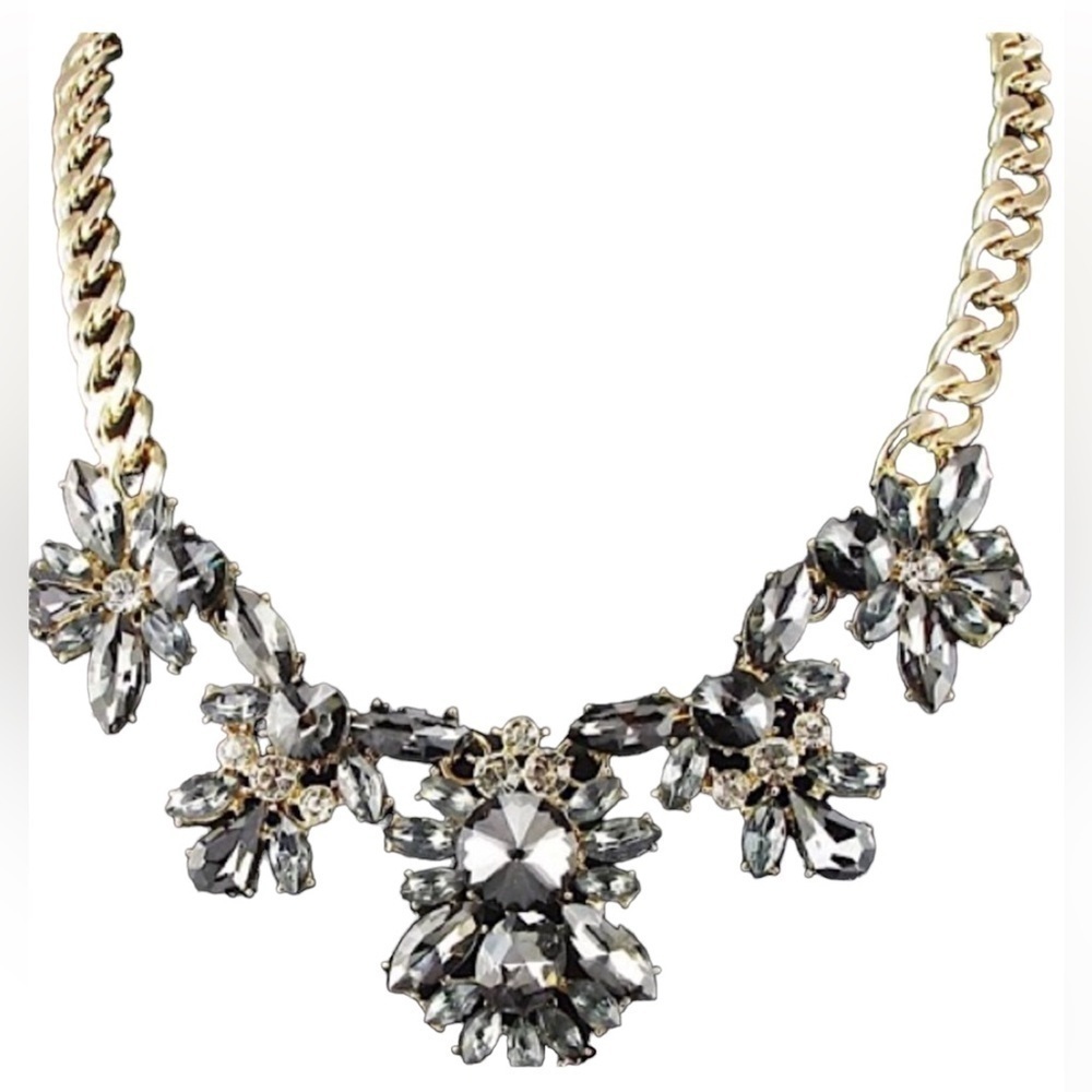 GORGEOUS LIGHT GRAY STATEMENT NECKLACE #344